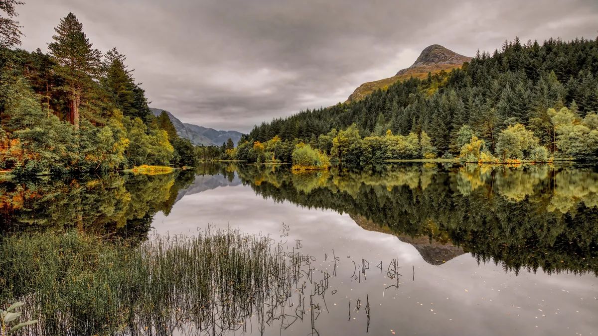 Vallée de Glencoe avec les Three Sisters sous un ciel nuageux