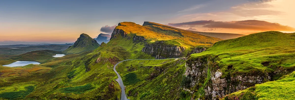 Paysage des Highlands écossais avec montagnes et loch sous un ciel dramatique