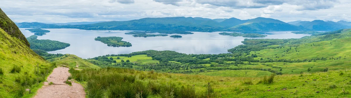 Loch Lomond avec ses îles et les montagnes en arrière-plan