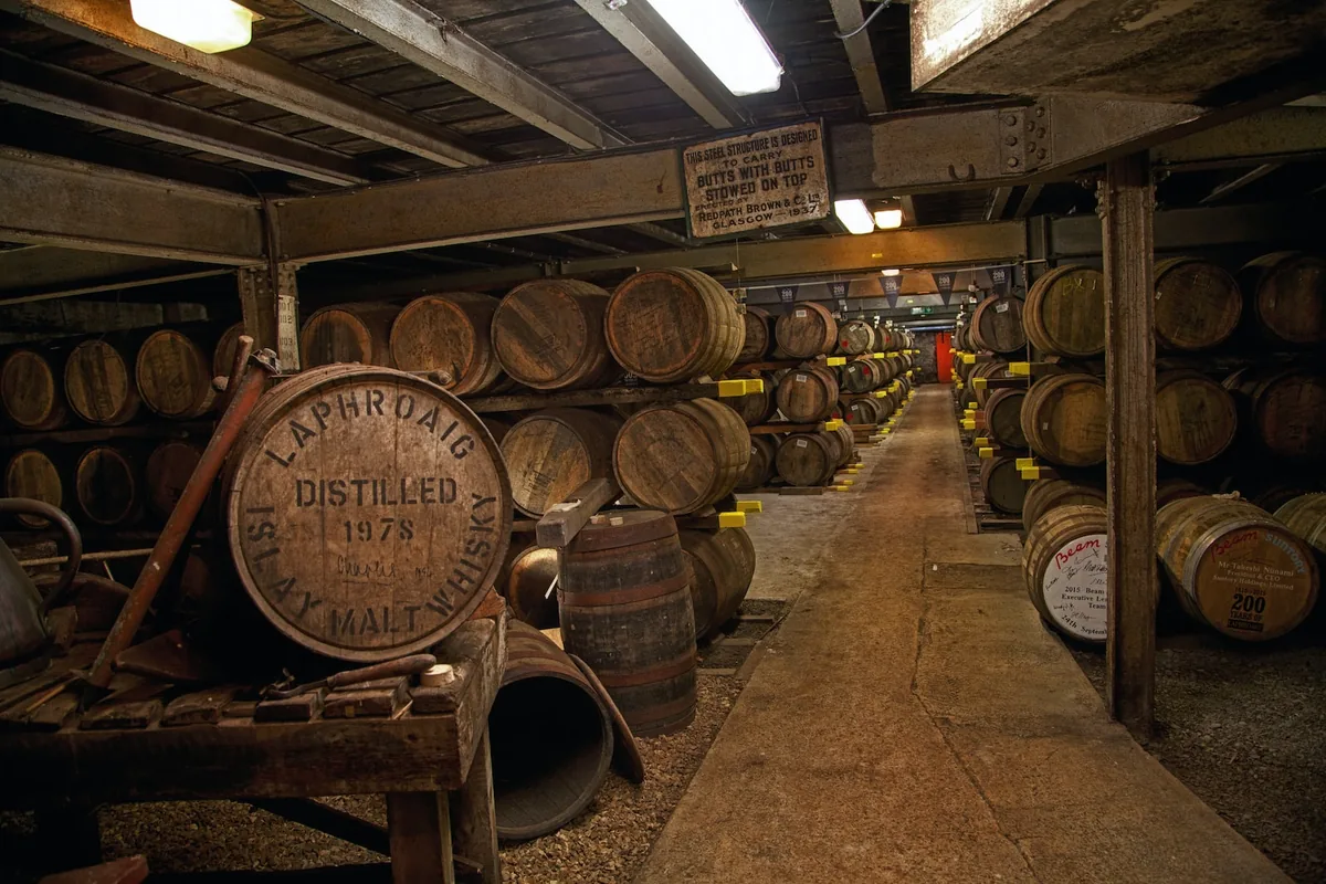 Fûts de whisky dans une distillerie écossaise