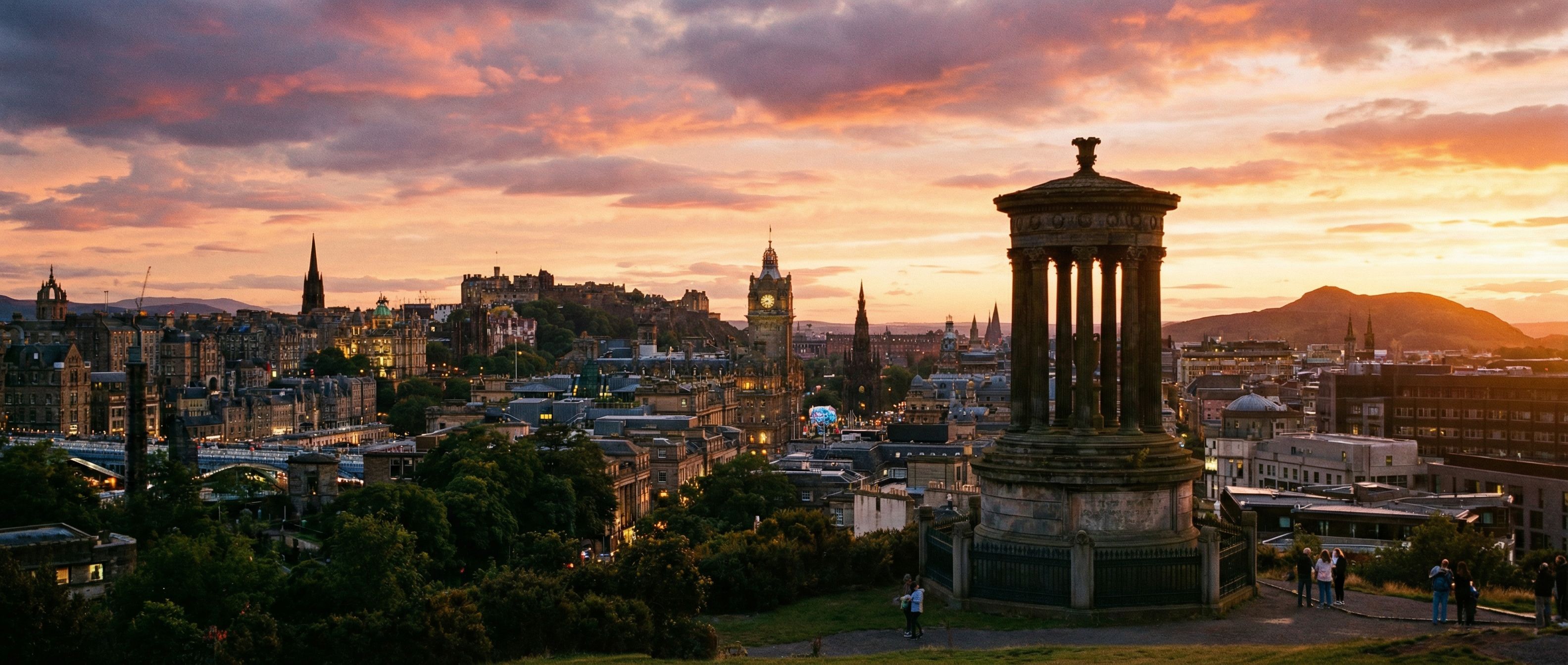 Billets et pièces en livres sterling sur une carte de l'Écosse