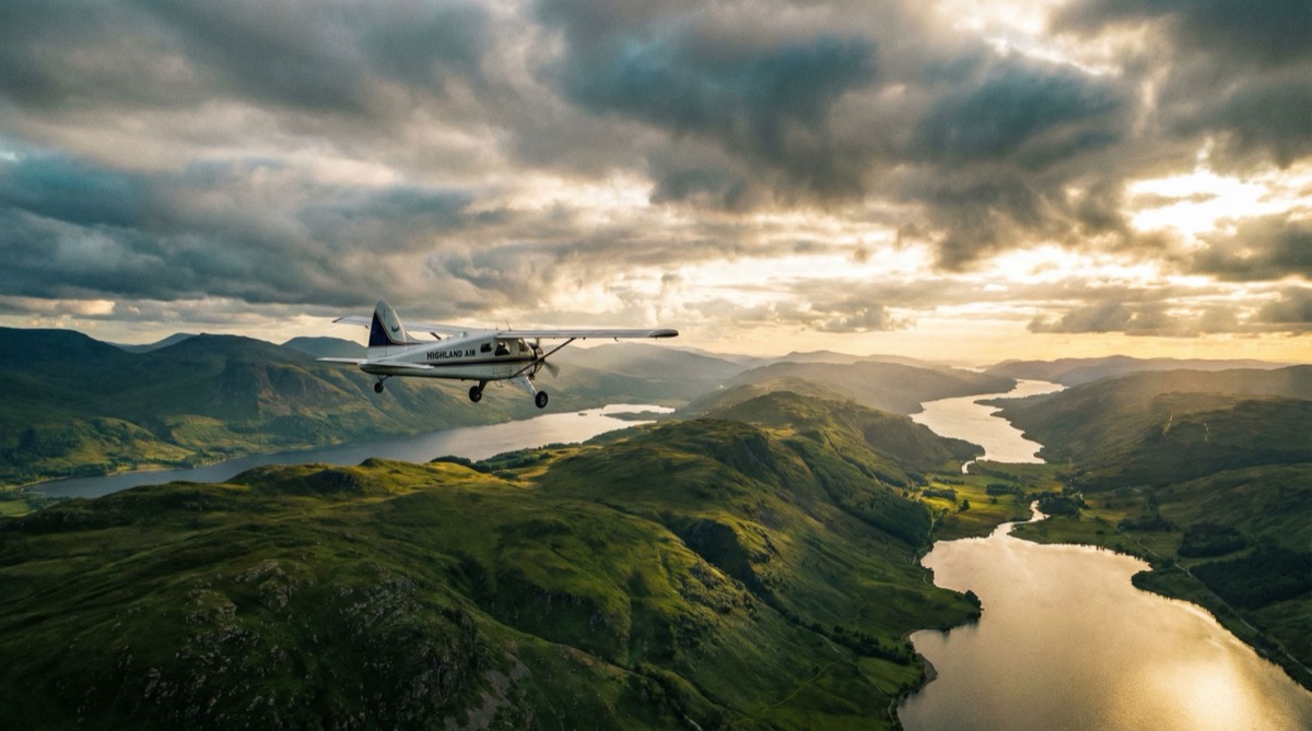 Avion survolant les lochs et collines des Highlands écossais