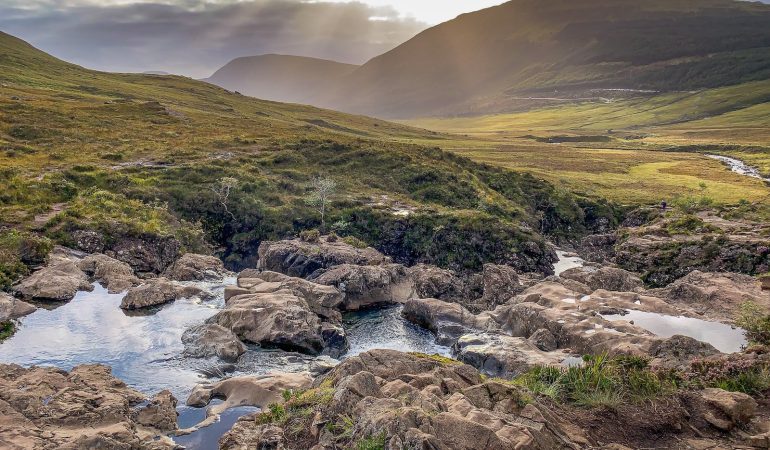 Randonner jusqu’aux cascades de Fairy Pools sur l’île de Skye
